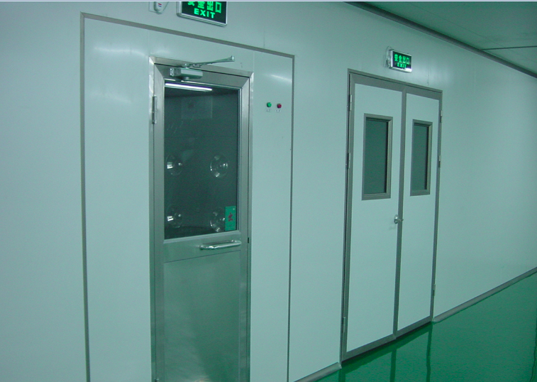 現(xiàn)場(chǎng)制作的夾芯板密封門安裝圖片